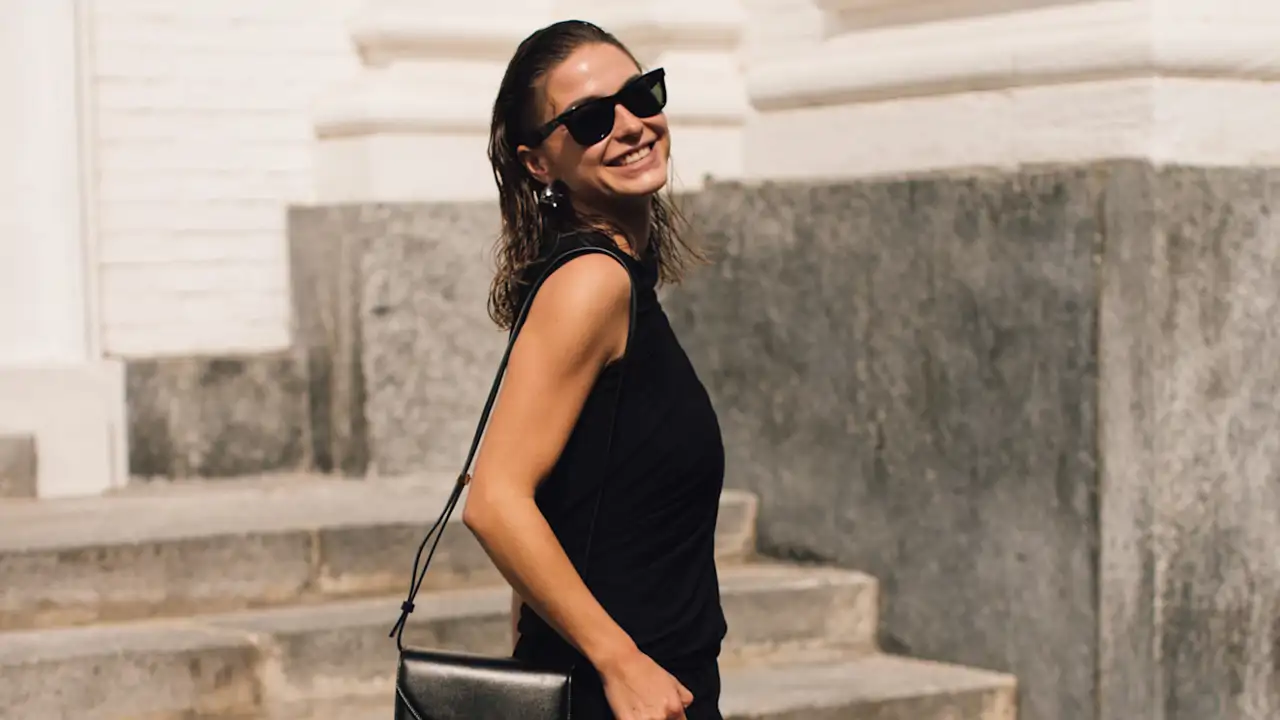 Si tuviera que levar un único vestido durante todo el verano sería de escote halter: 10 modelos de Zara elegantes y efecto tipazo
