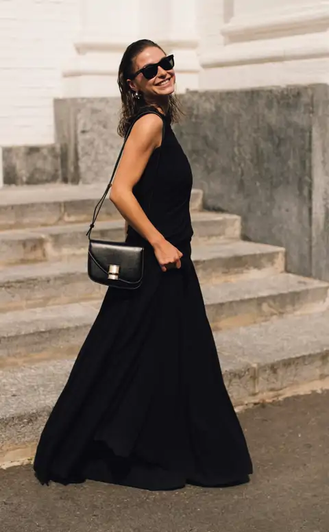 Si tuviera que levar un único vestido durante todo el verano sería de escote halter: 10 modelos de Zara elegantes y efecto tipazo