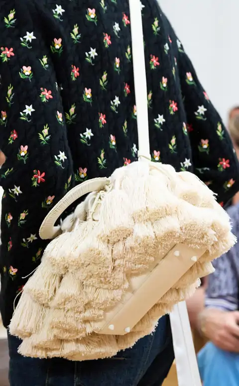 Los bolsos de Dior o cómo leer entre líneas la narrativa de Jonathan Anderson
