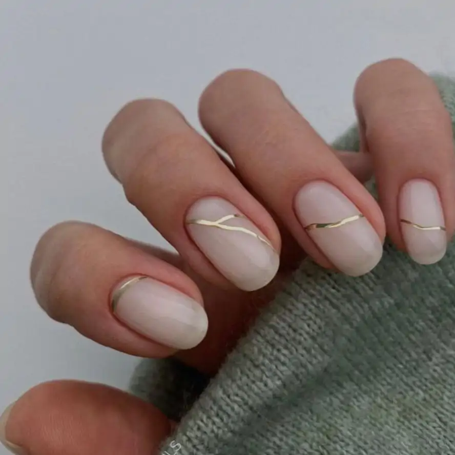 Uñas de invierno elegantes: milky nails con oro
