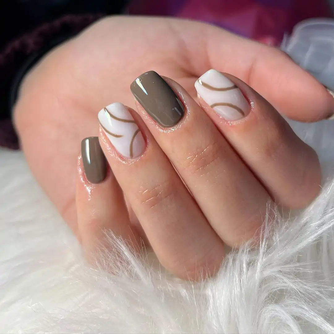 Uñas de invierno elegantes: uñas marrones con motivos geométricos