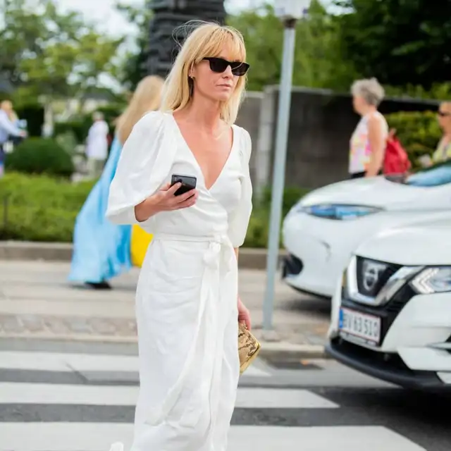 Entre el sábado y el domingo se agotará el vestido casual de lino de Stradivarius que llevarás con sandalias este verano
