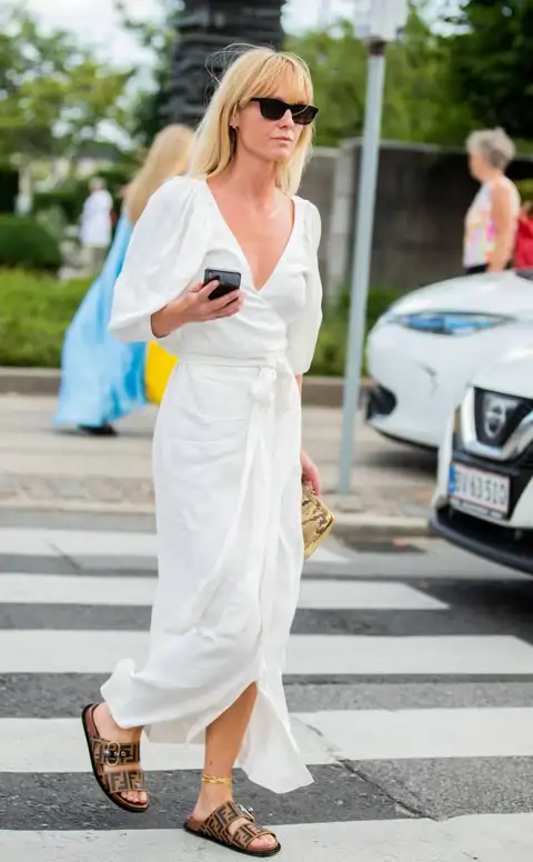 Entre el sábado y el domingo se agotará el vestido casual de lino de Stradivarius que llevarás con sandalias este verano