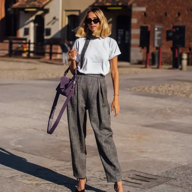 Las mujeres elegantes agotarán en las rebajas de Massimo Dutti los pantalones de traje beige que lucirás con sandalias planas en la oficina 