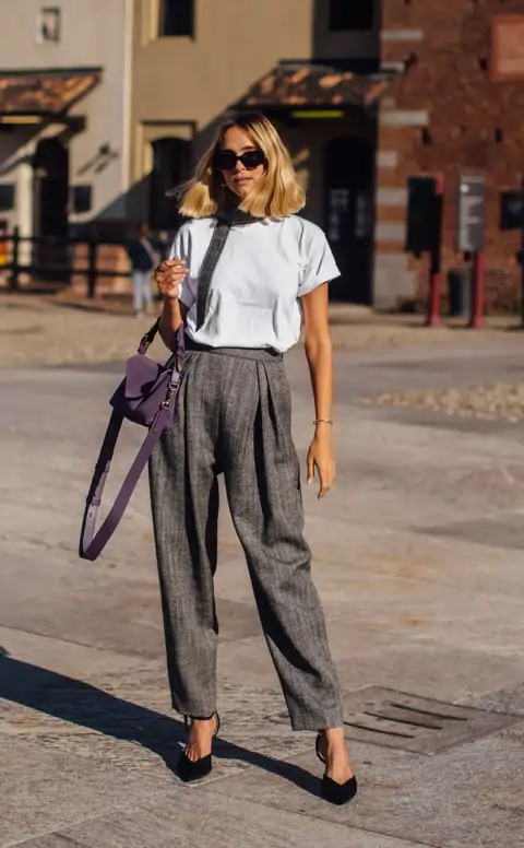 Las mujeres elegantes agotarán en las rebajas de Massimo Dutti los pantalones de traje beige que lucirás con sandalias planas en la oficina 