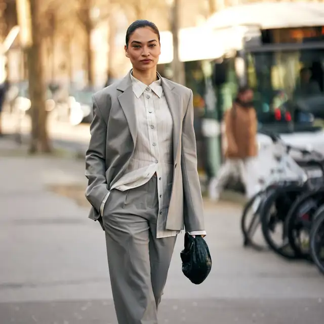 Cómo combinar un traje gris de mujer: consejos y looks para llevarlos con elegancia y mucha tendencia