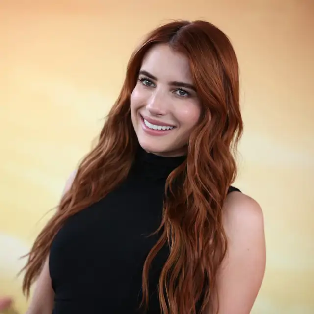 Emma Roberts (34 años): "Intento no lavarme el pelo durante las vacaciones. Me hago trenzas y me baño en el mar en lugar de usar champú y acondicionador"