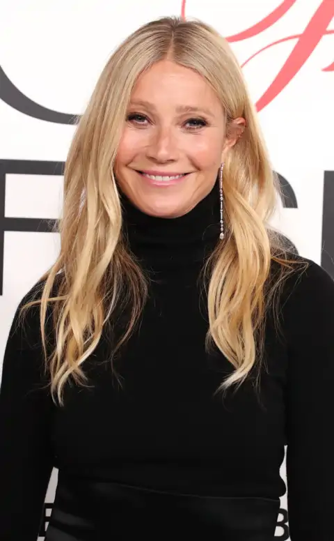 Gwyneth Paltrow (52 años): “Me gusta ponerme un sérum en el pelo 20 minutos antes del champú, para suavizar el encrespamiento, fortalecer y dar brillo al cabello”