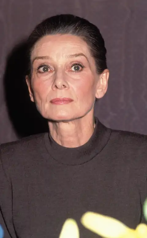 Audrey Hepburn y sus lecciones sobre la belleza: "Creo en las manicuras. Creo en vestirse de forma elegante. Creo en arreglarse con calma y en usar lápiz labial y que las chicas felices son las más bonitas"