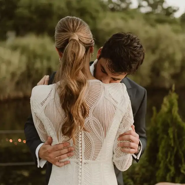 María José Llata, peluquera: “Una coleta alta con volumen en la coronilla alarga el rostro y afina los rasgos para un look de boda"