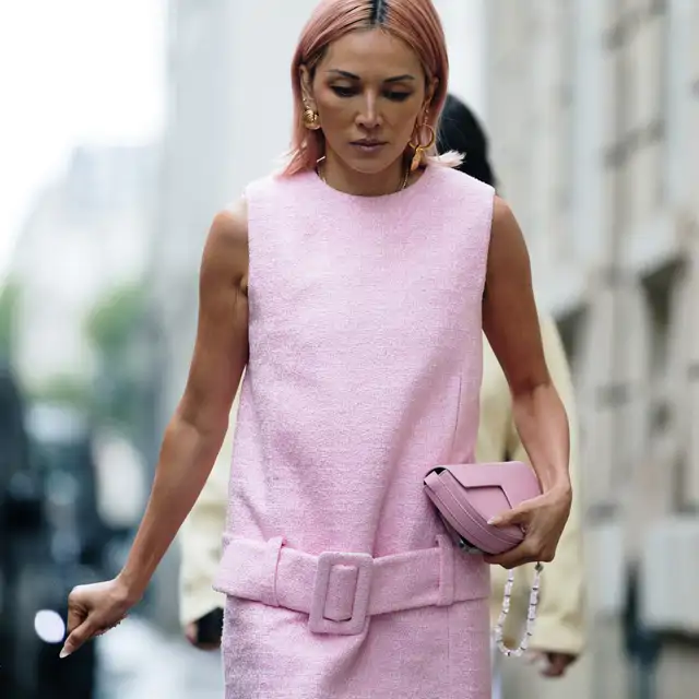 10 vestidos con cinturón de Zara que agotarán las madres de 60+ que quieren vestir bien sin gastarse una fortuna