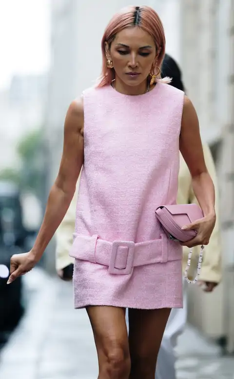 10 vestidos con cinturón de Zara que agotarán las madres de 60+ que quieren vestir bien sin gastarse una fortuna