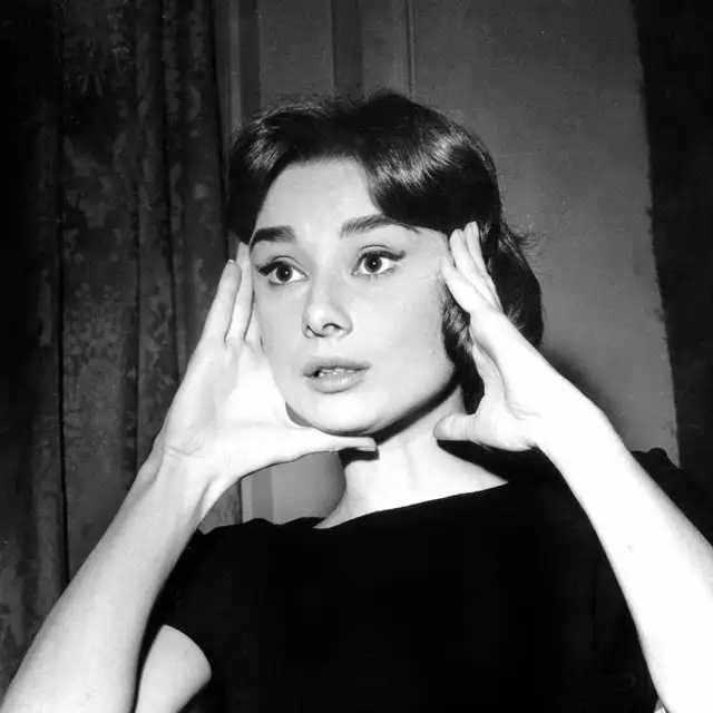 Audrey Hepburn y sus lecciones sobre la belleza: "Creo en arreglarse con calma y en usar lápiz labial y que las chicas felices son las más bonitas"