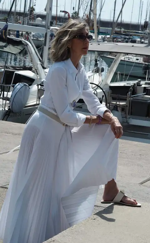 Mi madre de 60+ ha fichado en Mango el vestido camisero que no piensa quitarse hasta septiembre: marca cintura y hace más alta