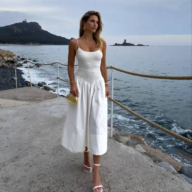 Hoy llegó a Lefties el vestido más elegante y bonito del verano: por menos de 4 euros y disponible en 2 colores
