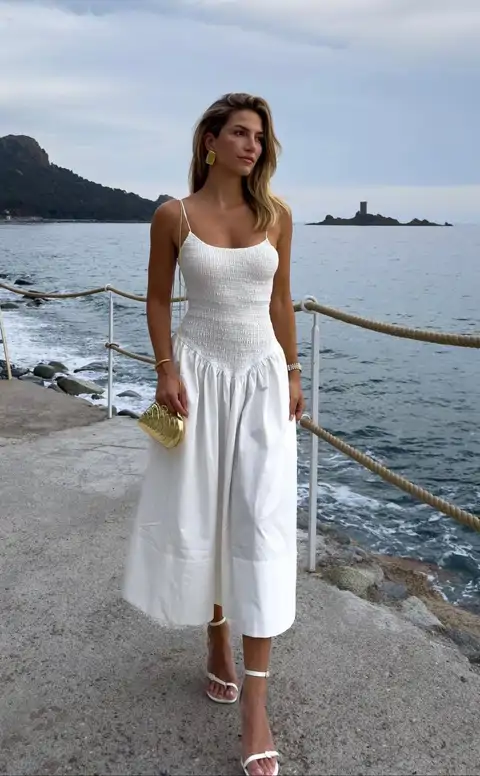 Hoy llegó a Lefties el vestido más elegante y bonito del verano: por menos de 4 euros y disponible en 2 colores