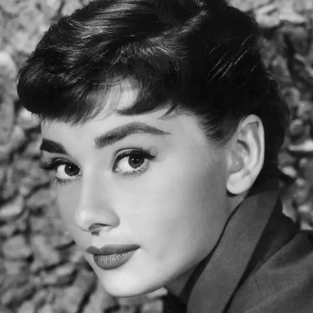 Audrey Hepburn y su lección de belleza más sencilla: "Creo en arreglarse con calma y en usar lápiz labial y que las chicas felices son las más bonitas"