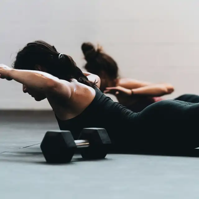 Cómo mejorar la rigidez de espalda: descubre todo lo necesario sobre el ejercicio de pilates 'the mermaid'