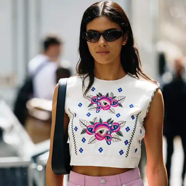 Soy experta en encontrar chollos de rebajas: 8 blusas ligeras de Lefties por menos de 8 euros que son elegantes, tendencia y preciosas