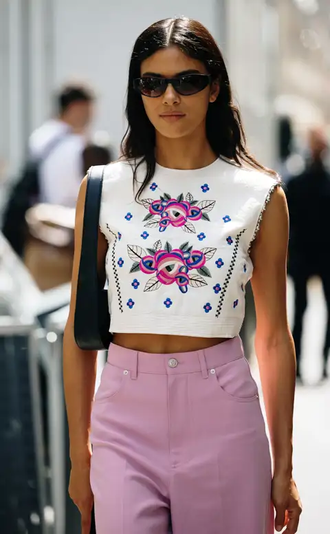 Soy experta en encontrar chollos de rebajas: 8 blusas ligeras de Lefties por menos de 8 euros que son elegantes, tendencia y preciosas