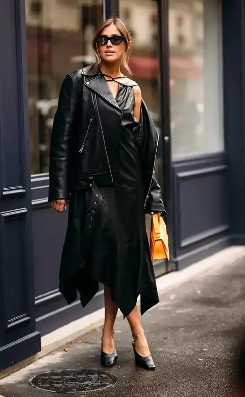 Hace tiempo que no veía en Zara una chaqueta tan elegante: parece sacada de una firma de lujo, con efecto cuero y perfecta para otoño