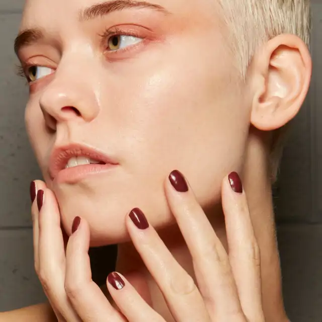 Uñas cortas en tendencia: 15 ideas para llevar la manicura más buscada del otoño 2025
