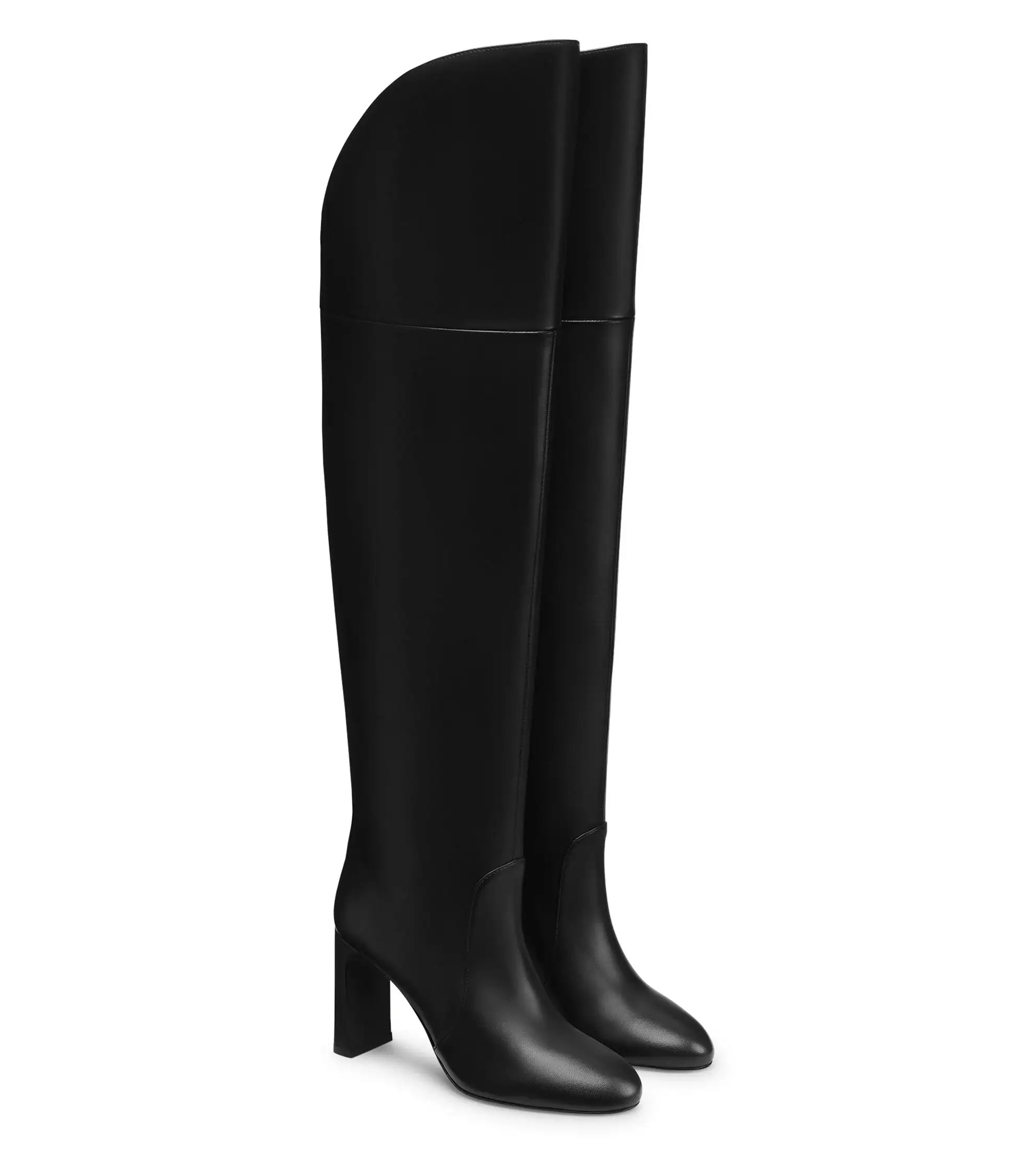 Las botas altas negras se llevan con pantalones pitillo en otoño ...