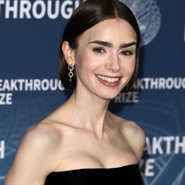 La técnica de maquilladora para un efecto lifting usando máscara de pestañas