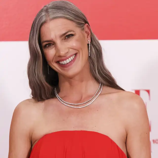 Carlos Ortigosa, peluquero: “La cana bien cuidada es elegante, moderna y con personalidad, pero necesita cuidados”