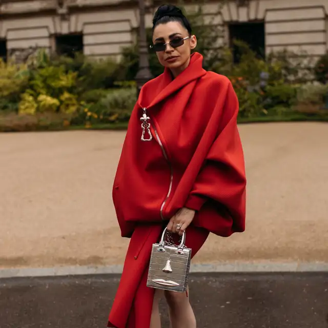 Skechers liquida las zapatillas metalizadas más bonitas del invierno: elegantes y cómodas para llevar con vaqueros