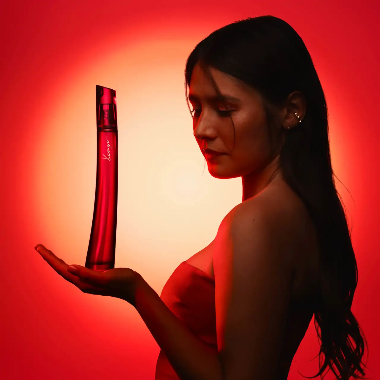 Le Rouge Flower: el nuevo perfume de KENZO que pone olor al color rojo
