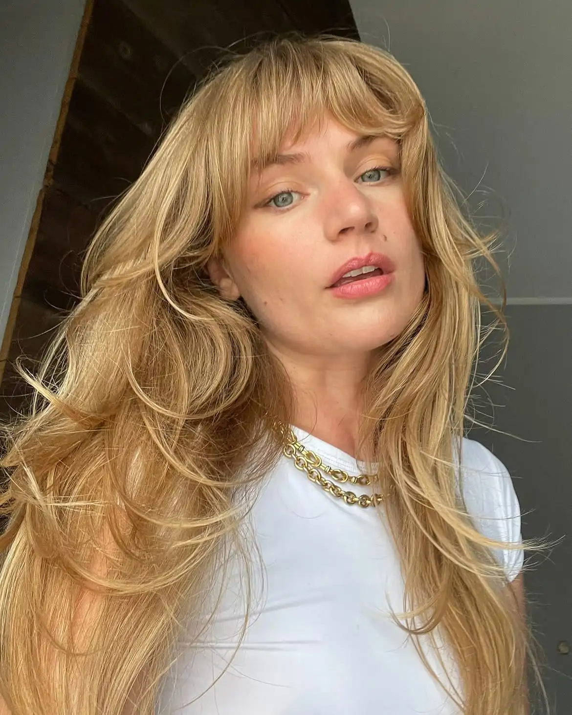 Frange Bardot et cheveux longs tendance automne 2026