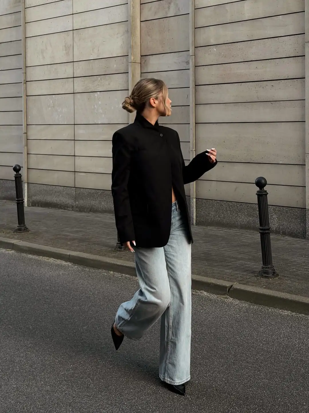 Look elegante con vaqueros claros y americana negra
