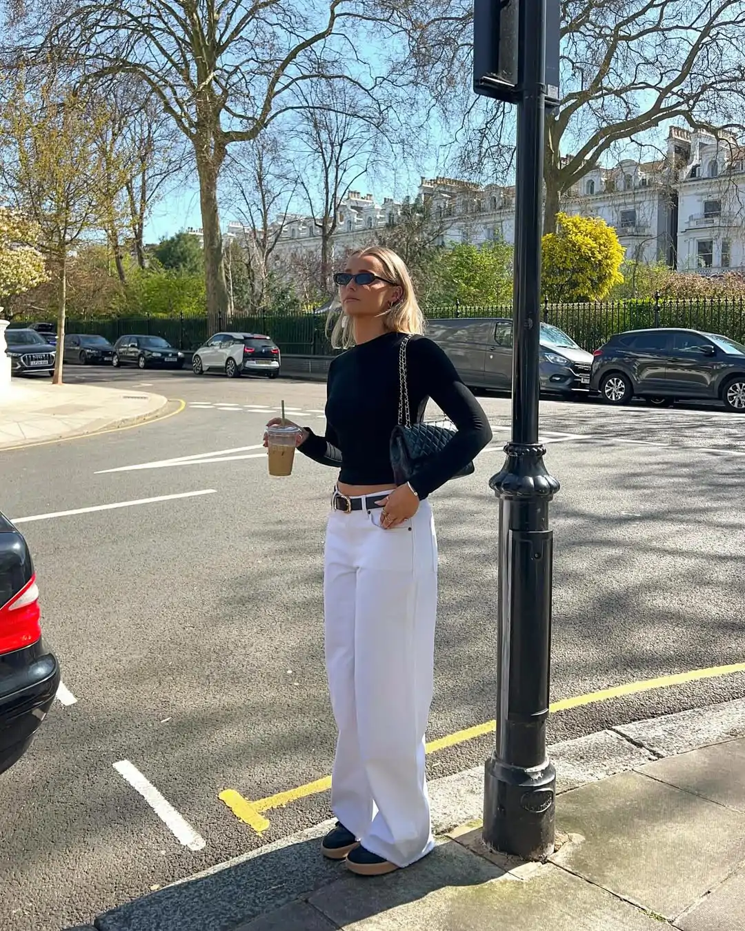 Look con vaqueros blancos y camiseta negra