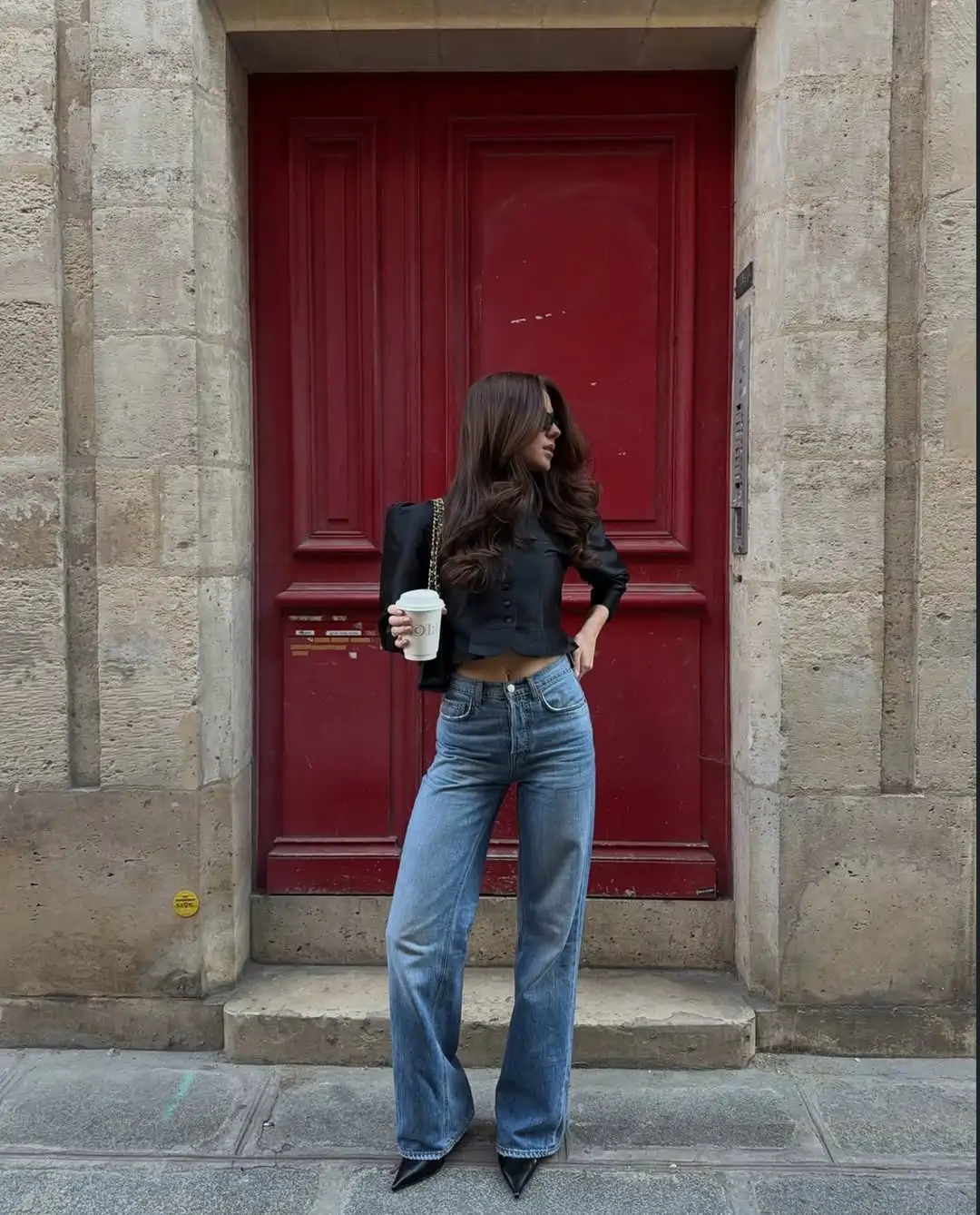 Look femenino con camisa azul y vaqueros claros