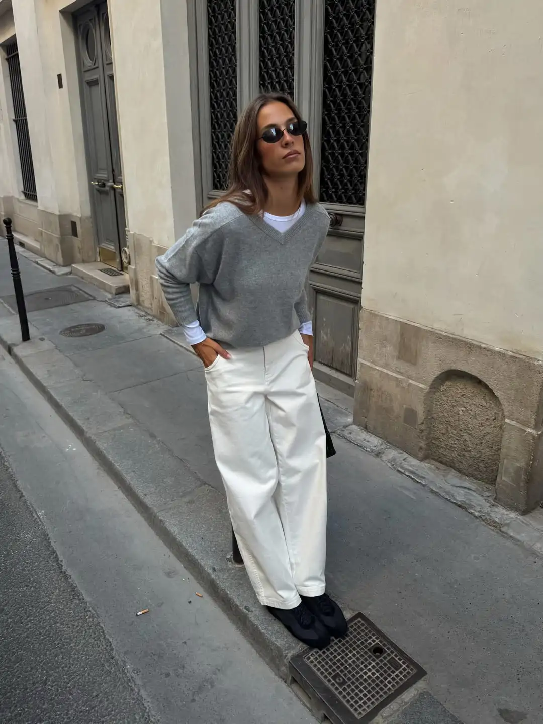 Look de invierno con vaqueros blancos y jersey gris