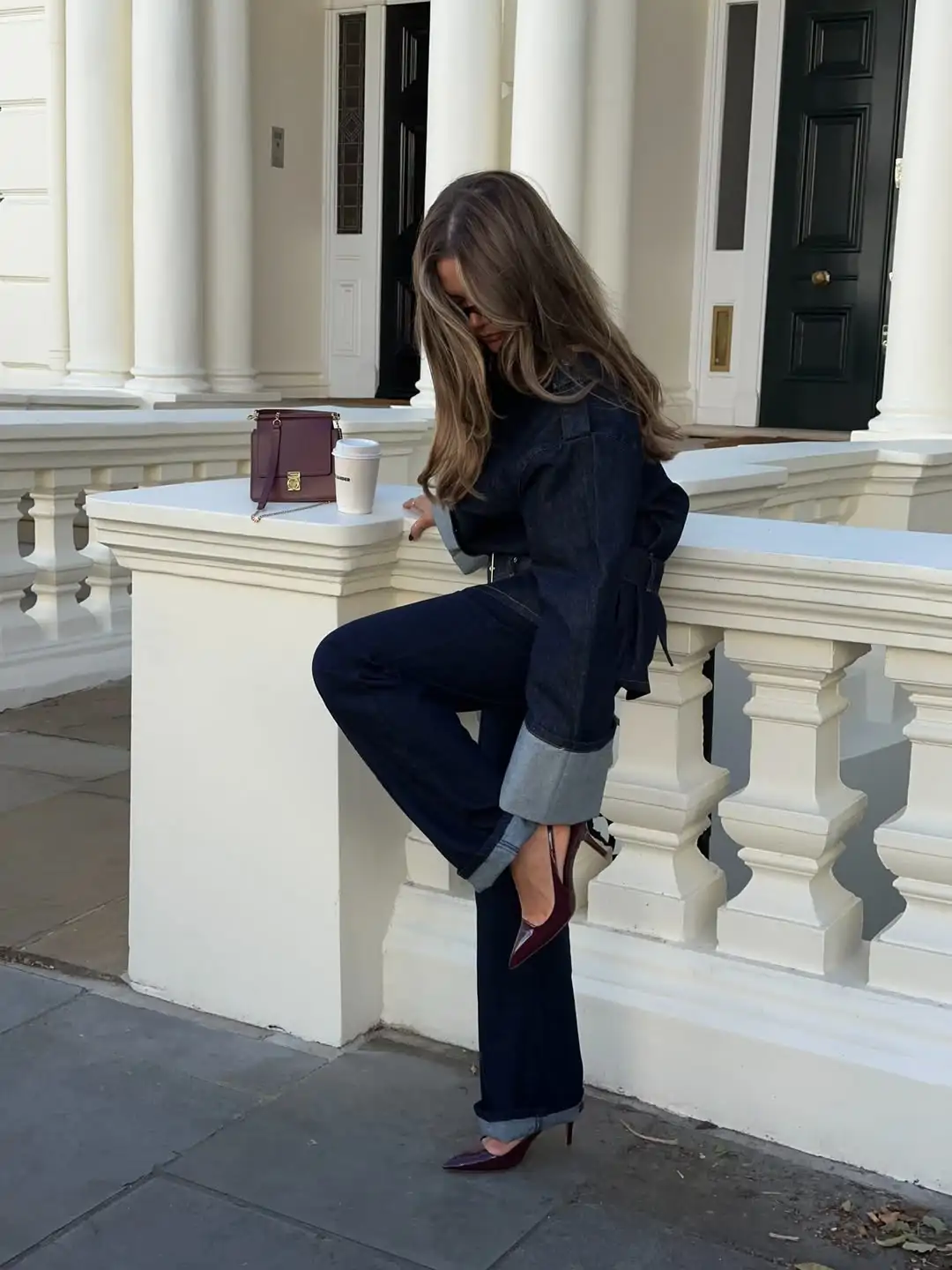 Total look denim con zapatos burdeos