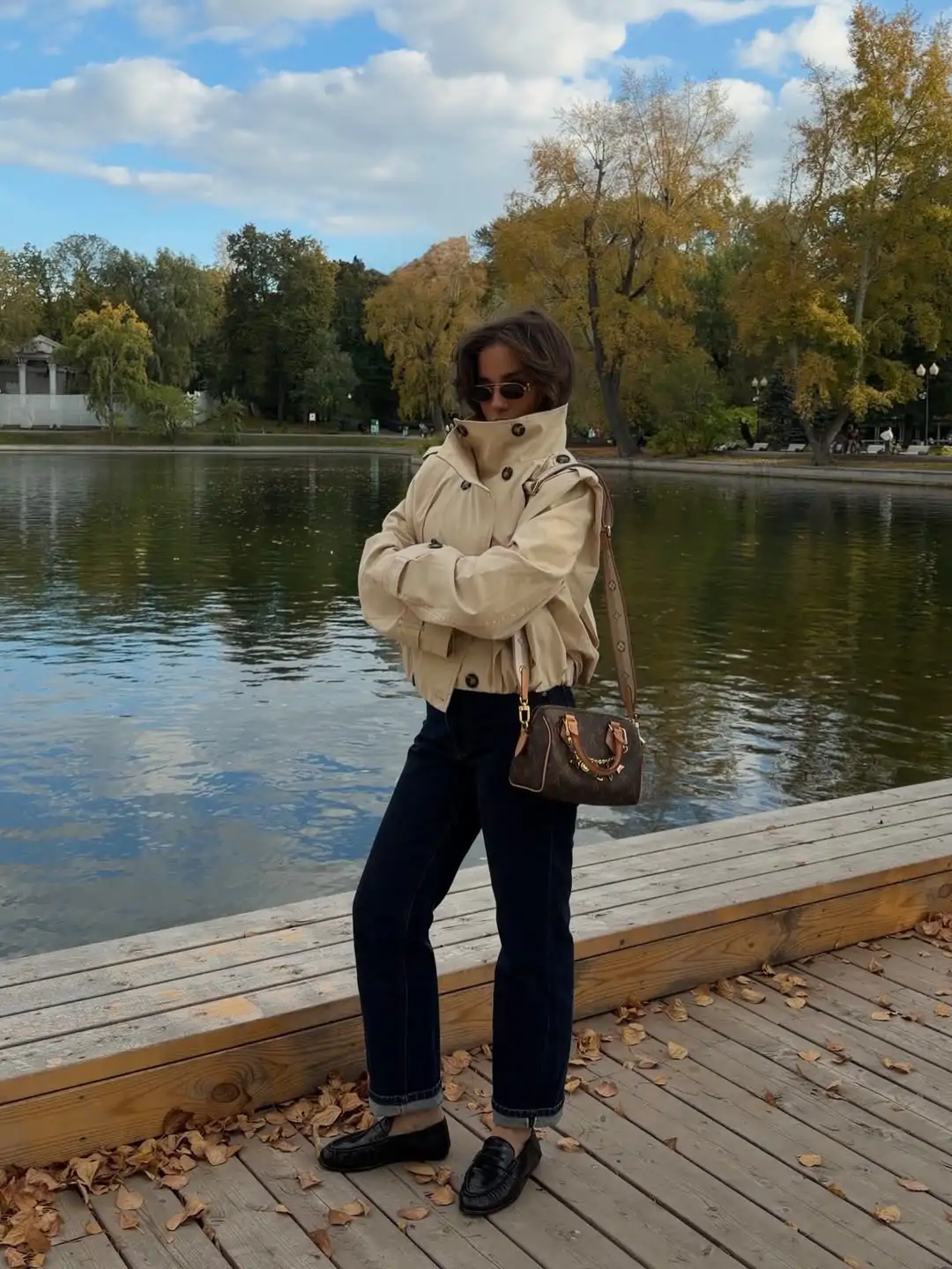 Vaqueros oscuros con mocasines y chaqueta beige