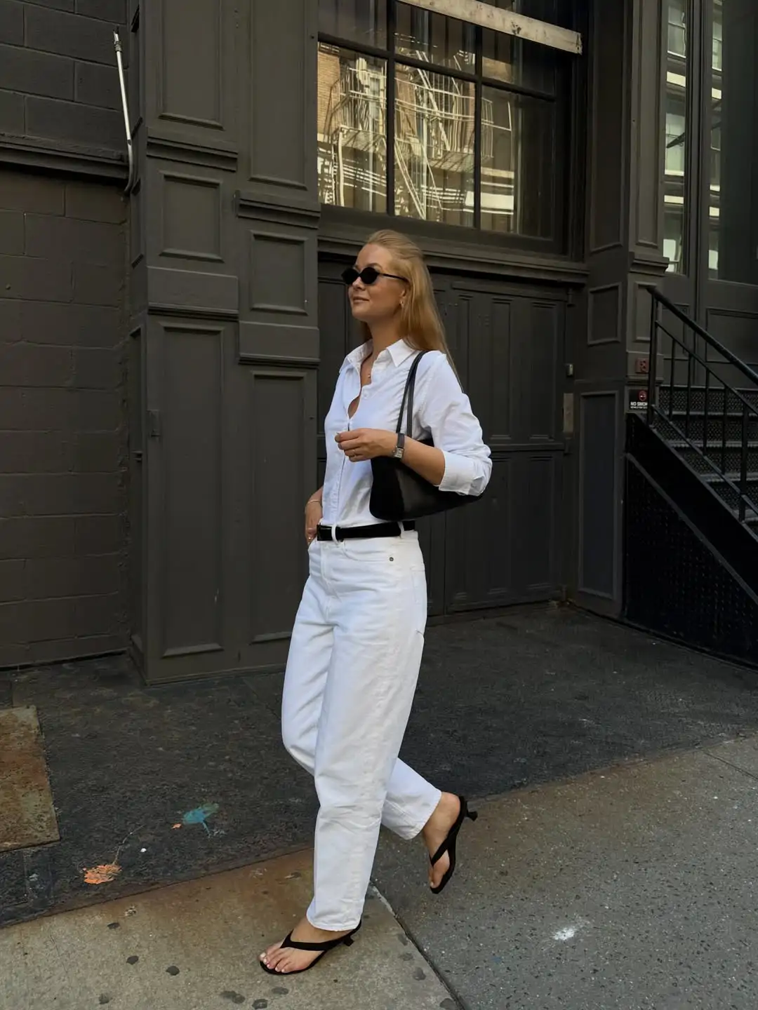 Look blanco con camisa blanca y vaqueros blancos