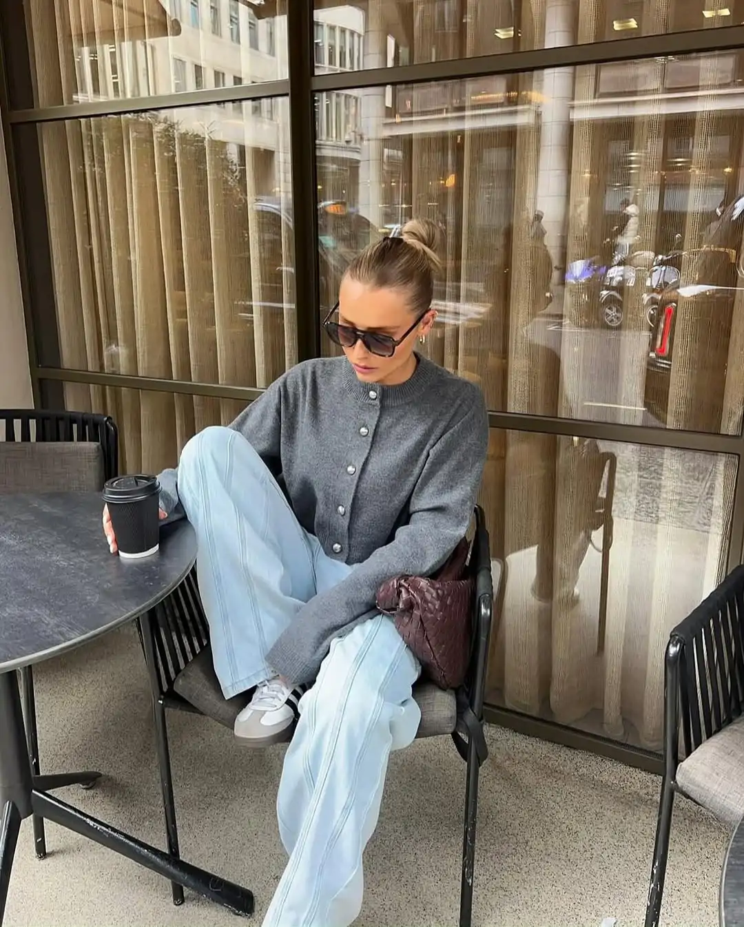 Look con cárdigan gris y vaqueros claros
