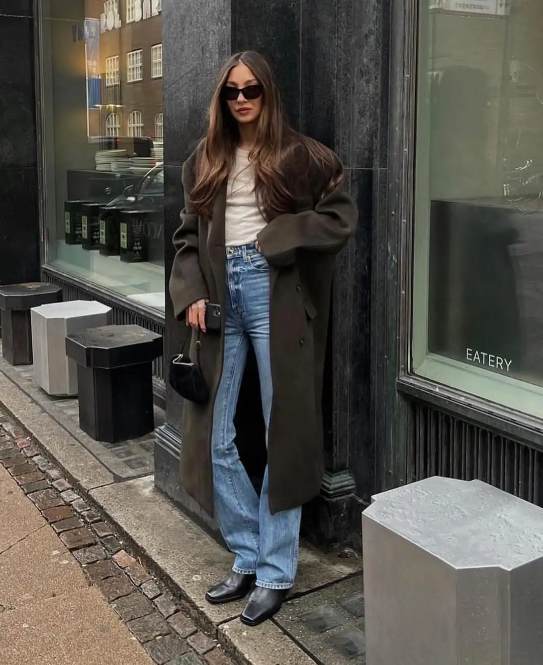 Look con abrigo largo y vaqueros azules