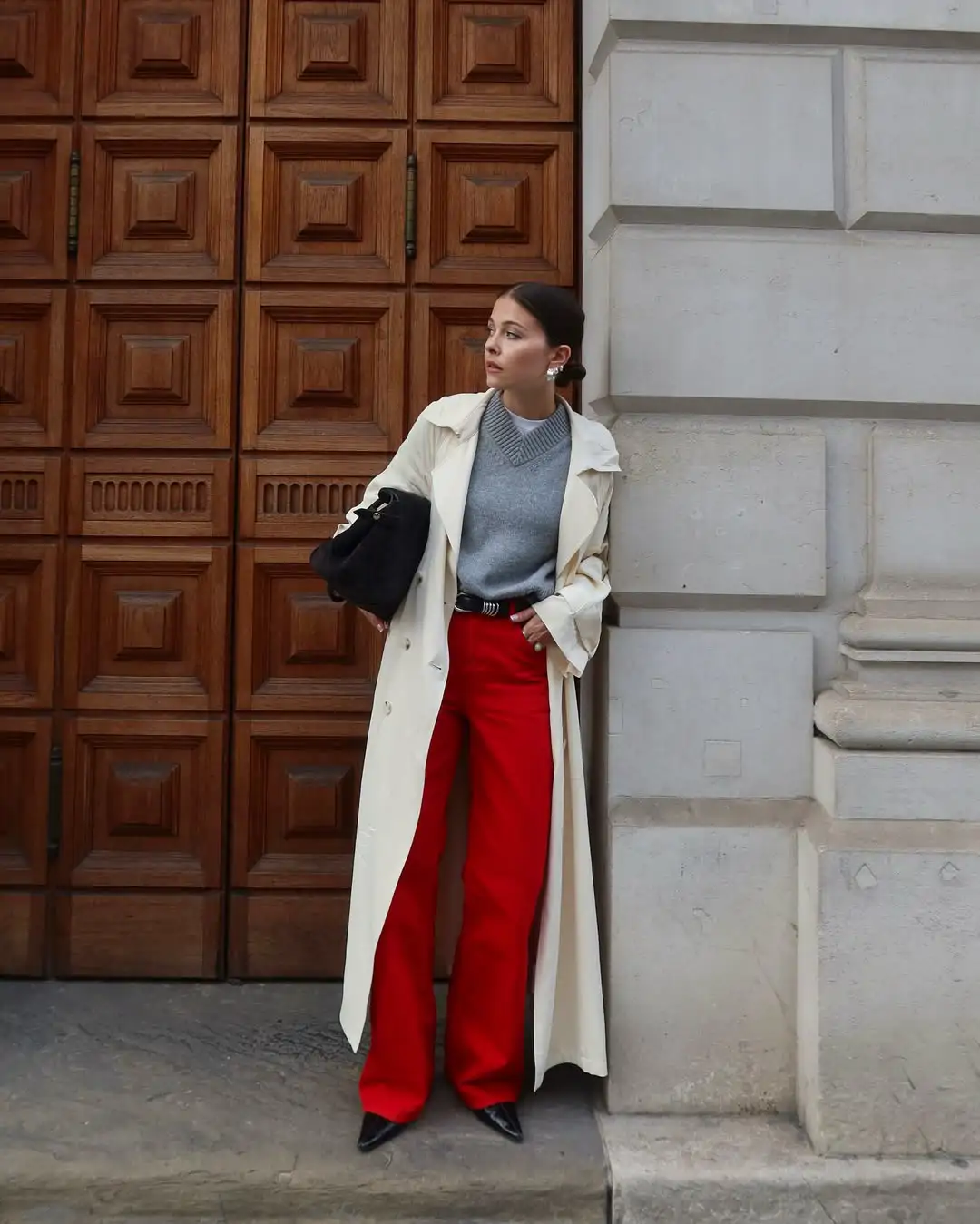 Vaqueros rojos con jersey gris y gabardina